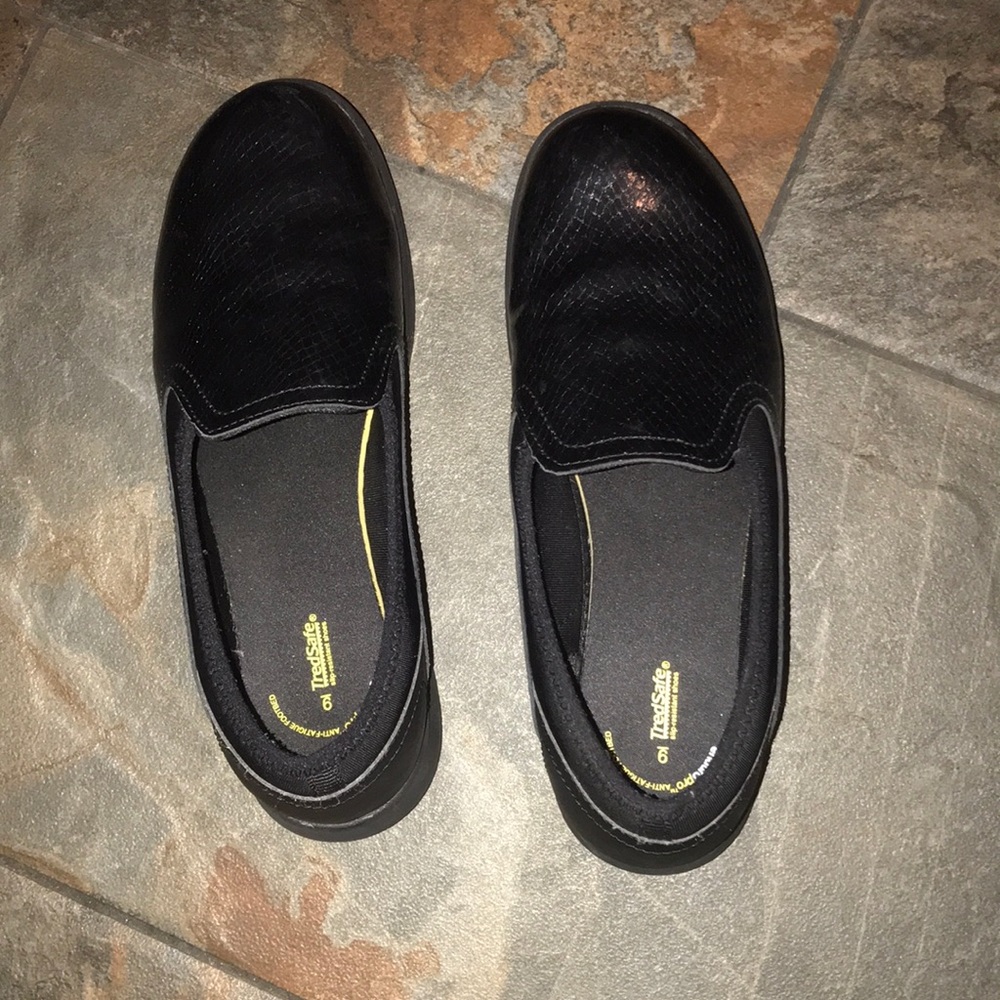 Slip resistant work shoes size 9